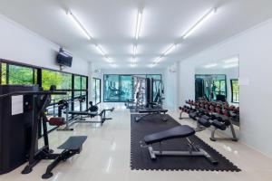 美塞美塞酒店的健身房拥有许多跑步机和机器
