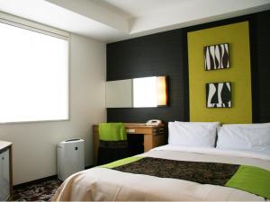 东京东京新大谷旅馆的一间卧室设有一张带绿色和黑色墙壁的床。