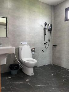 ลานนา รีสอร์ท的一间带卫生间的浴室和墙上的一部电话