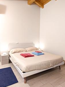 佩萨罗Agriturismo Ardizio 43的客房内的白色床和2条毛巾