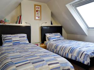 班夫Coldhome Cottage的卧室内两张并排的床