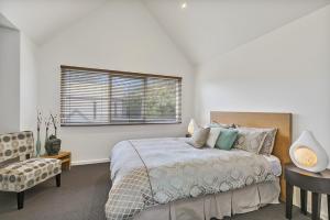 爱丽丝湾Aireys Oasis的卧室配有床、椅子和窗户。