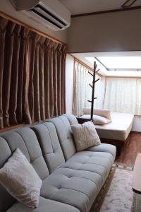 石垣岛cottage SOUL MATE的带沙发和窗户的客厅