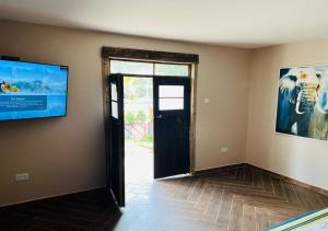 MakindyeThe Forest Resort - Lweza的一间空房间,有门,墙上有电视