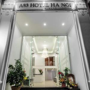 河内Khách Sạn A83Hotel的一座拥有盆栽植物的酒店的大玻璃门