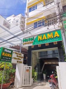 芹苴NAMA HOTEL - Ninh Kieu Center的一座名叫纳纳的酒店,在一座建筑前有标志