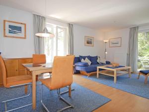 奥斯赛拜-塞林Strandwohnungen Sellin - WG04 mit 2 Balkonen的客厅配有桌子和沙发