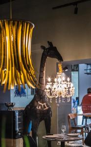 卡尔达斯达·赖尼亚19 Tile Ceramic Concept - by Unlock Hotels的餐厅里的吊灯和马灯
