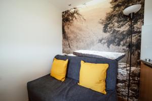 维埃拉·多米尼奥Canastro do Vidoeiro的一间卧室配有一张带两个黄色枕头的床