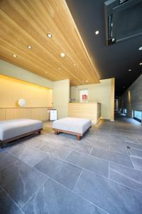 京都lili kyoto的大型客房,位于大楼内,设有两张床