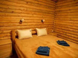GarmakiRodovoe Gnezdo Garmaki的小木屋内一间卧室,配有一张床