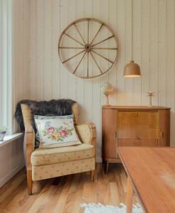 HellurAuthentic Cabin - Unique location - In nature - 2BR的客厅配有椅子和桌子