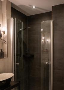 维滕豪斯翰赫斯汀酒店的一间带玻璃淋浴间和水槽的浴室