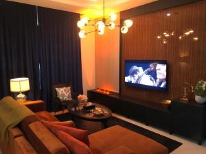 利雅德Dana Hotel & Residences 2的带沙发和电视的客厅