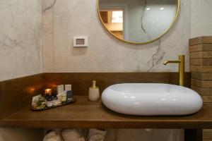 海法kadarim Boutique Suites-beachfront Zimmer的浴室设有白色水槽和镜子