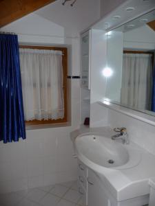 多比亚科Villa Pircher的白色的浴室设有水槽和镜子