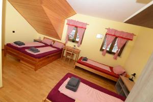 TlumačovPodveský mlýn的一间卧室设有两张床和木制天花板
