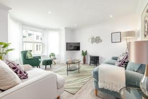圣安德鲁斯Skye Sands - City Road Residence - Central St Andrews的客厅配有沙发和桌子