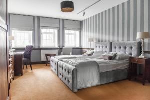 Wierzchowiska德沃尔桑纳酒店的一间卧室配有一张大床和一张桌子及椅子