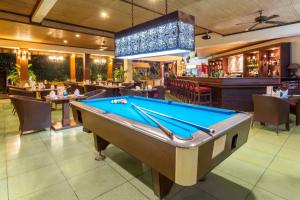 库塔瑞萨塔巴厘岛假日及温泉酒店的一个带酒吧的餐厅内的台球桌