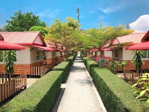 皮皮岛皮皮巴高湾度假酒店的一排有绿色树 ⁇ 和红色屋顶的房屋