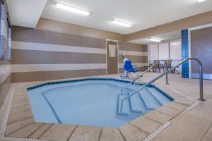 威利斯顿温德姆威利斯顿豪顿套房酒店的游泳池,位于酒店带游泳池的客房