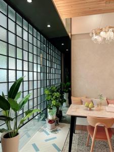 台南HoME-Easyhouse-III的一间设有桌子和盆栽植物的用餐室