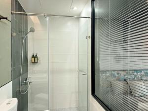 台南HoME-Easyhouse-III的一间带玻璃淋浴和卫生间的浴室