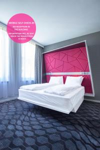 卑尔根艾克斯比申麦吉克酒店的一间卧室配有一张带粉红色床头板的大床