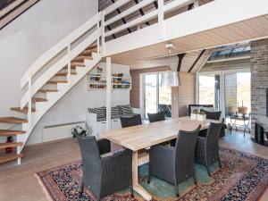 凡岛Holiday home Fanø CLXXVIII的一间带木桌和椅子的用餐室