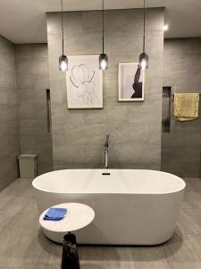 巴地市Biệt thự nghỉ dưỡng mặt biển, cao cấp và riêng tư的浴室设有白色浴缸,配有两张照片