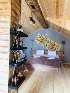 卡兹贝吉Hotel Nestt的一间卧室设有一张床和木制天花板