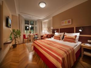 布拉格EA朱莉斯酒店的一间带大床的卧室和一间客厅