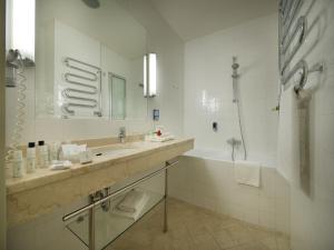 布拉格EA朱莉斯酒店的一间带水槽、浴缸和淋浴的浴室