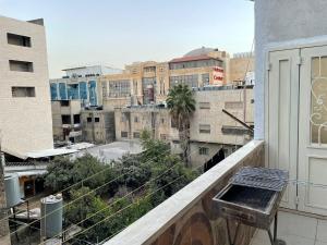 希伯仑Alsharif family的阳台享有城市美景。