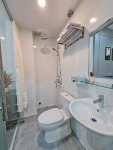 顺化SUN HOTEL的白色的浴室设有卫生间和水槽。