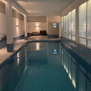 Adh DhakhīrahDhakira Resort的在酒店房间的一个大型游泳池