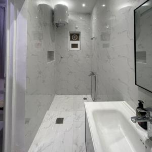 Adh DhakhīrahDhakira Resort的白色的浴室设有水槽和镜子