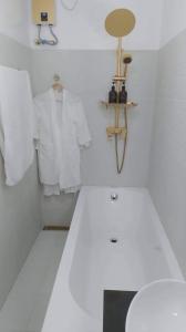 锡帕莱Angels Bed and Breakfast Sipalay City by RedDoorz的白色的浴室,配有白色衬衫和镜子