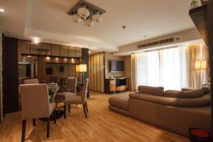 曼谷2A-2 Bedrooms3Bathrooms Downtown Bangkok Near Mrtbts的带沙发的客厅和用餐室