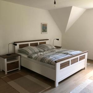 巴特德里堡Ferienwohnung am Eggegebirge的一间卧室配有一张大床和床头柜