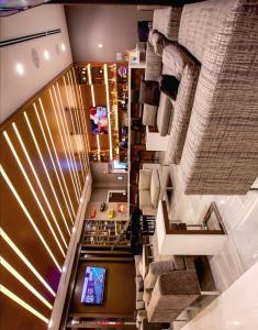 迈阿密迈阿密机场温德姆集团温盖特酒店 的享有酒店大堂的顶部景致,设有沙发。
