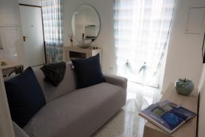 维罗纳Mercante In Fiera的带沙发和镜子的客厅