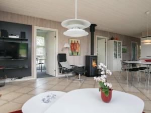 伦斯楚普Holiday home Hjørring IV的客厅配有桌子和壁炉