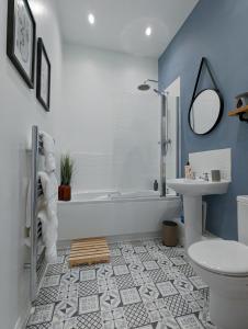 QuedgeleySpacious, Mid-Century 1 bedroom Apartment的带浴缸、卫生间和盥洗盆的浴室