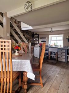 Beech Tree Cottage的厨房以及带桌椅的用餐室。