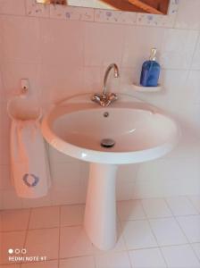 迈萨纳Almyriki的浴室配有白色水槽和卫生间。