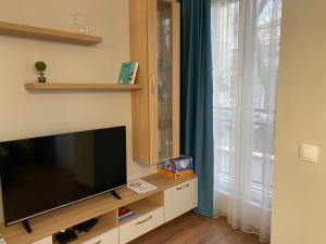 普罗夫迪夫Уютен апартамент на 3 мин. от главната и Капана +паркинг的客厅配有平面电视和窗户。