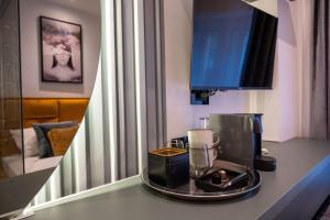 贝尔格莱德Natali luxury suites- mini rooms的餐桌上带搅拌机的厨房台面