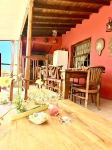 阿罗纳芬卡奇玛卡酒店的厨房以及带木桌的用餐室。
